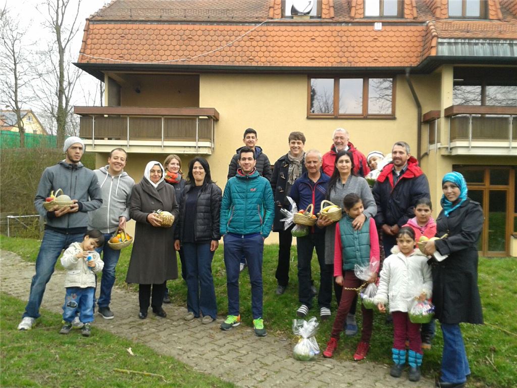 Seit Anfang 2014 haben in Schmie Flüchtlinge, die überwiegend aus dem Bürgerkriegsland Syrien stammen, eine Heimat auf Zeit gefunden. Zahlreiche ehrenamtlich Engagierte erleichtern den Familien das Hineinwachsen in den deutschen Alltag, organisieren Feste, Ausflüge und vielfältige Begegnungsmöglichkeiten.  Fotos: privat