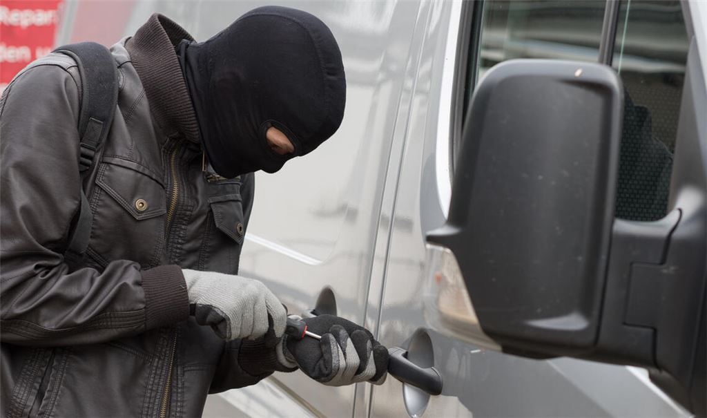 Seit Anfang Juni hat das Polizeipräsidium Pforzheim fast ein Dutzend Fälle registriert, in denen Autoaufbrecher teure Werkzeuge aus Firmen- und Handwerkerfahrzeugen gestohlen haben. Schwerpunkt der Taten ist die Stadt Pforzheim. Symbolfoto: Adobe Stock/Lieres