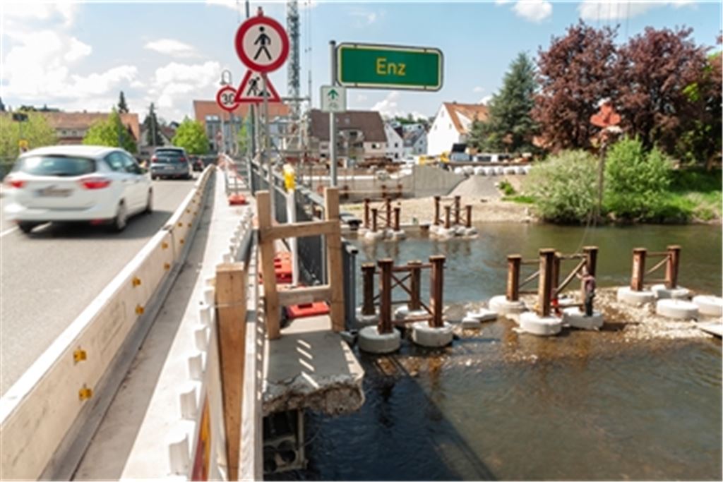 Seit Anfang der Woche – hier eine Momentaufnahme vom Dienstag – wird auf der Brückenbaustelle am Traggerüst für das neue Bauwerk gearbeitet. Foto: Fotomoment
