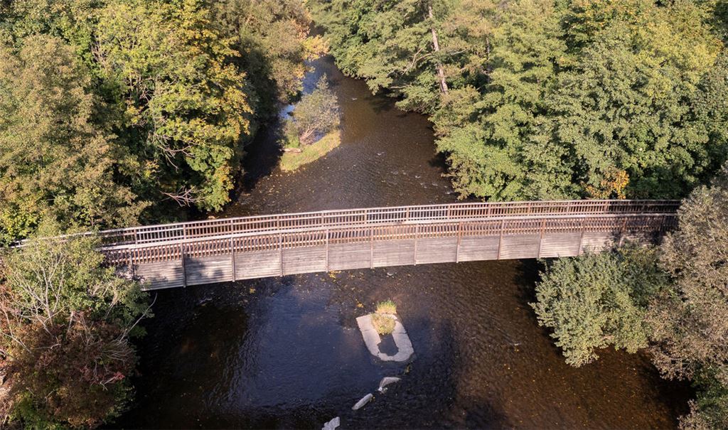 Seit April 2023 aus Sicherheitsgründen gesperrt: der Enzsteg in Enzberg. Foto: Fotomoment