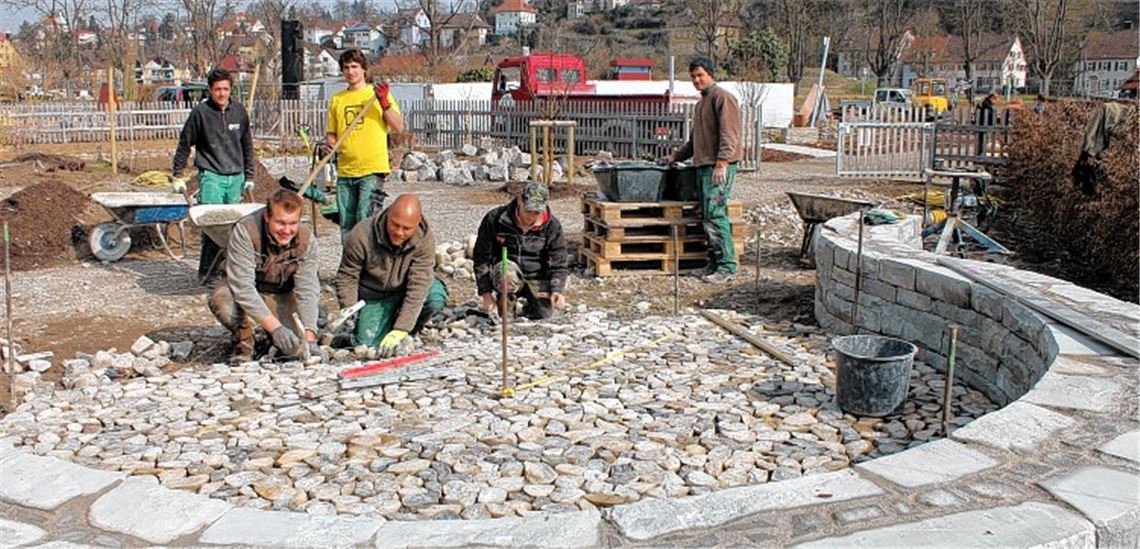 Seit Dienstag haben die Auszubildenden den SWR-Grünzeug-Garten gestaltet. Die Arbeit mit Natursteinen war für die meisten Lehrlinge Neuland.
