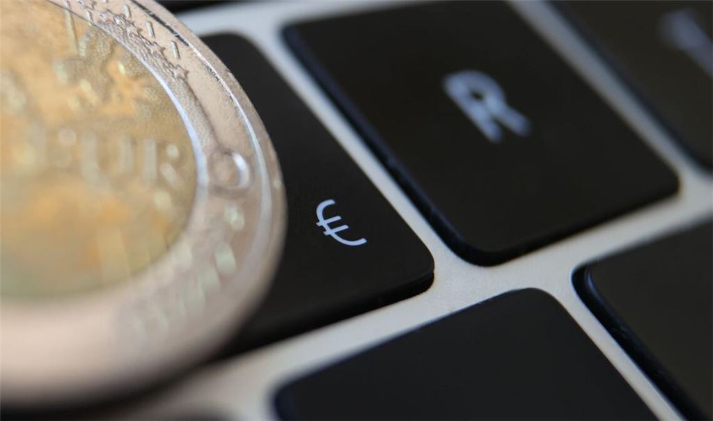 Seit Jahren tüfteln die Euro-Währungshüter an einer digitalen Variante der europäischen Gemeinschaftswährung. Mit einem digitalen Euro wollen die Euro-Notenbanken privaten Anbietern vor allem aus den USA wie Paypal, Mastercard und Visa, die derzeit den Markt für digitale Zahlungen in Europa dominieren, ein europäisches Angebot entgegensetzen. (Symbolbild)