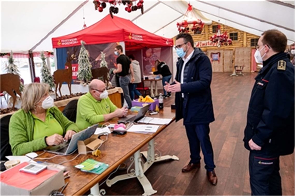 Seit Mittwoch geöffnet: die Impfstation im zweckentfremdeten Festzelt „Goldis Stadl“ am Pforzheimer Marktplatz. Foto: privat