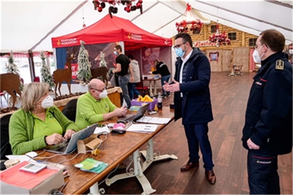 Seit Mittwoch geöffnet: die Impfstation im zweckentfremdeten Festzelt „Goldis Stadl“ am Pforzheimer Marktplatz. Foto: privat