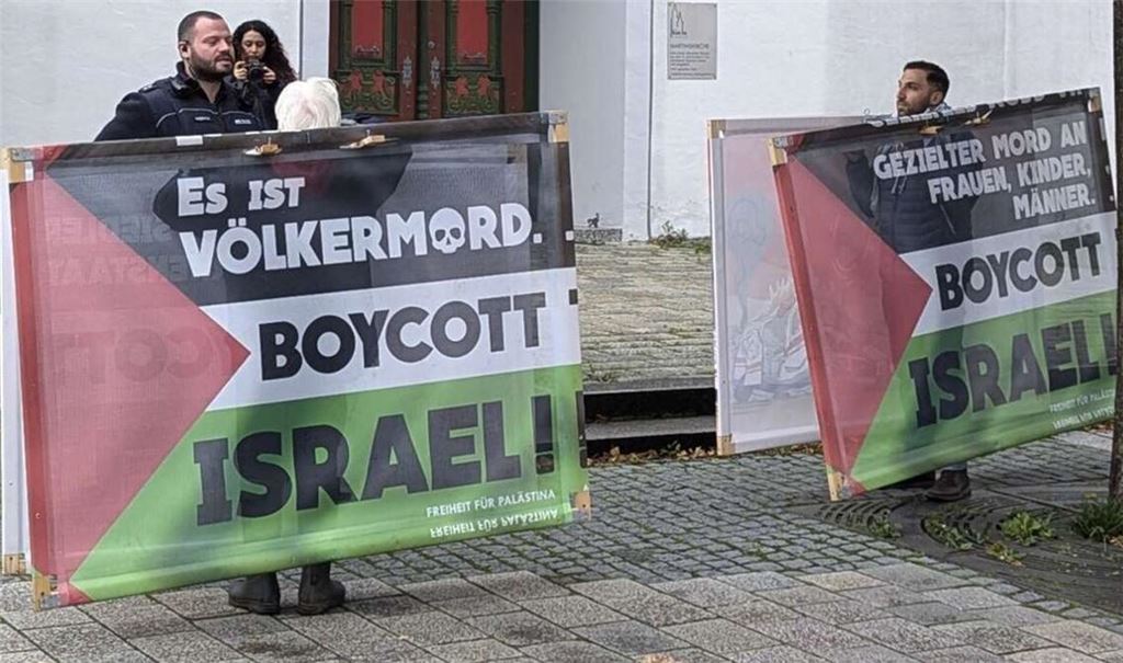 Seit Monaten müssen Kirchenbesucher die Mahnwache passieren, ehe sie in die Kirche können. An ihr finden sich immer wieder antisemitische Schmähungen.
