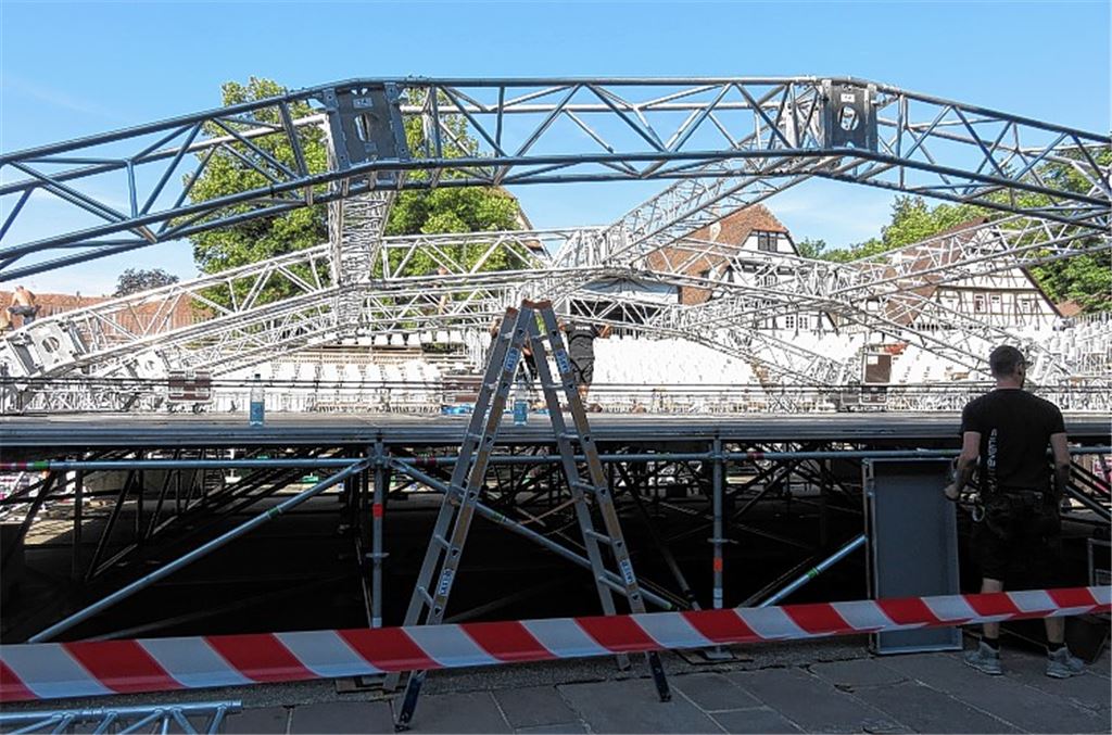 Die Bühne für das Open-Air-Festival wird bereitet