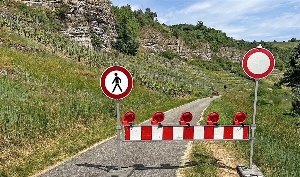 Seit Montag vergangener Woche gesperrt: das Teilstück des Enztalradwegs in Mühlhausen, auf dem Felsbrocken gelandet sind. Foto: privat