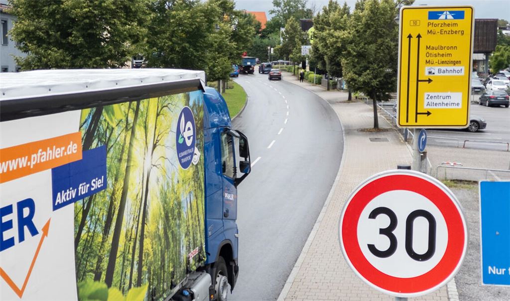 Seit November 2024 gilt auf der innerstädtischen B10 in Mühlacker rund um die Uhr durchgängig Tempo 30 – und die Diskussionen um das Limit reißen nicht ab. Foto: Fotomoment