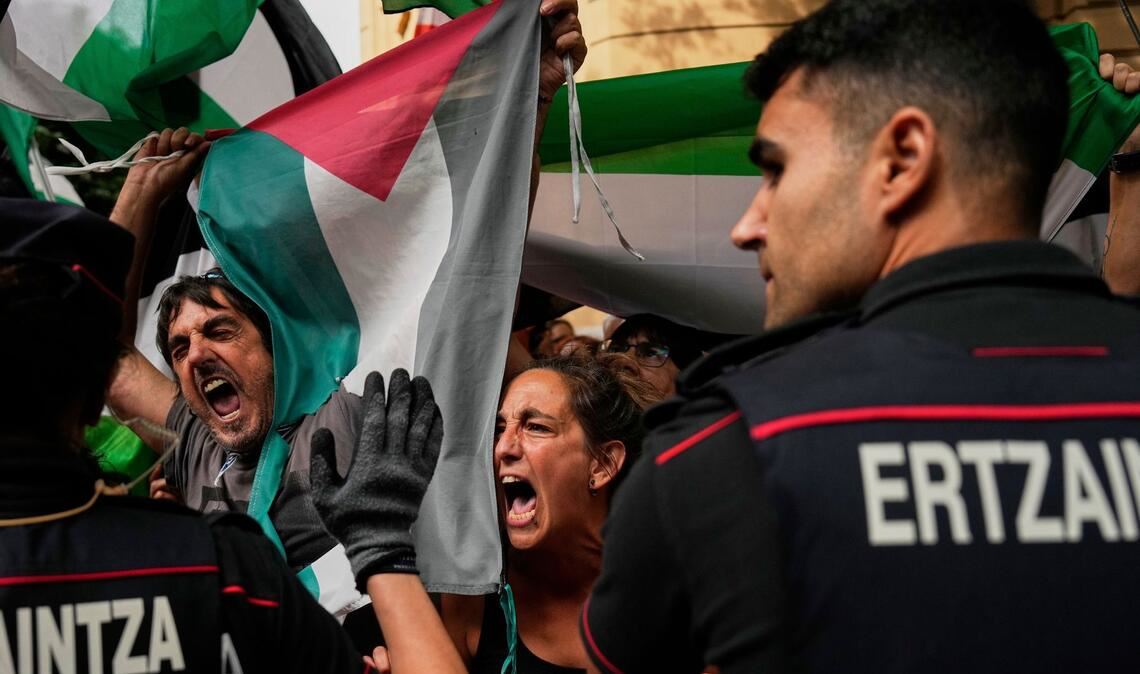 Seit Tagen nutzen die Demonstranten die Vuelta für ihre Proteste.