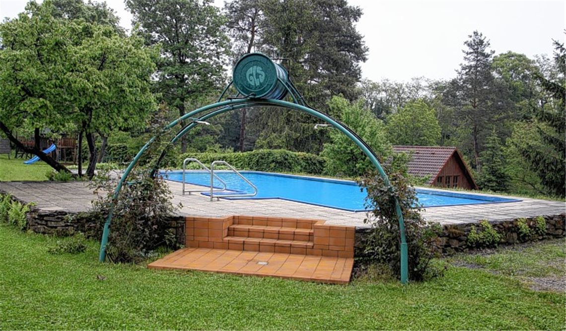 Seit Wochen durch Dauerregen und Kälte verwaist: Auch das kleine Freizeitbad auf dem Gelände des FKK-Sportvereins am Ortsrand von Freudenstein wartet auf den Sommeranfang.