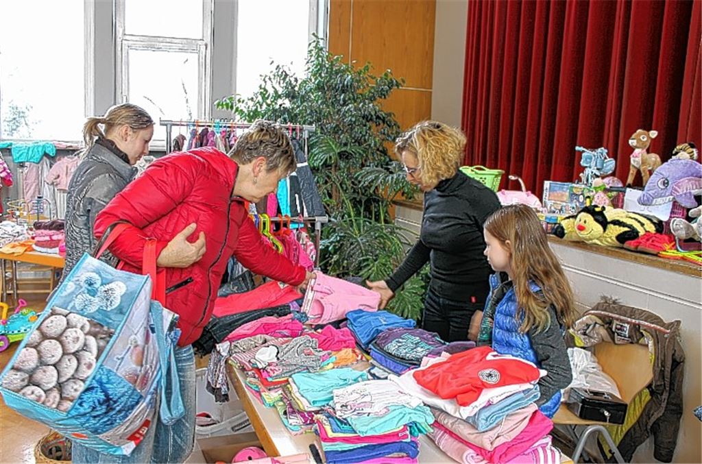 Seit acht Jahren verkauft Familie Wolf Second-Hand-Ware von Tochter Wilhelmine (re.) im Uhlandbau. Die Zehnjährige hilft kräftig mit.