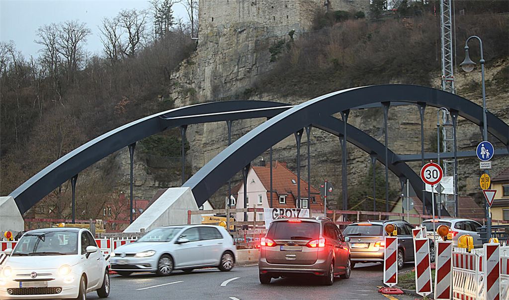 Seit dem 1. März 2021 läuft der Bau der neuen Herrenwaagbrücke – und für den Verkehr von und nach Dürrmenz hat das Projekt einige Hindernisse mit sich gebracht. Foto: Klassen