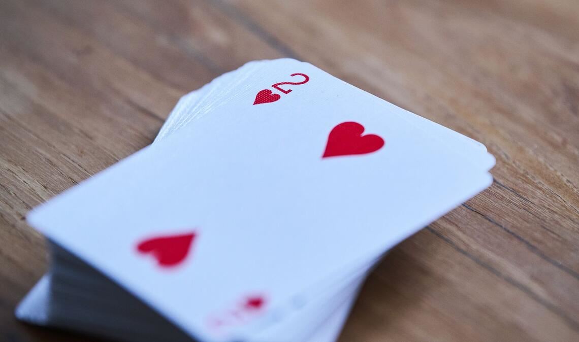 Seit dem 14. Jahrhundert fand das rote Herzsymbol auf Spielkarten Verbreitung. (Archivbild)