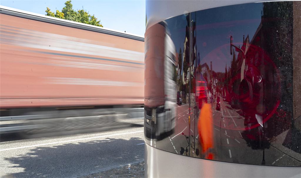 Seit dem Ende des „Flickenteppichs“ mit unterschiedlichen Geschwindigkeitsvorgaben durchgängig auf Tempo 30 geeicht: die Blitzsäulen an der B10 in Mühlacker. Foto: Archiv