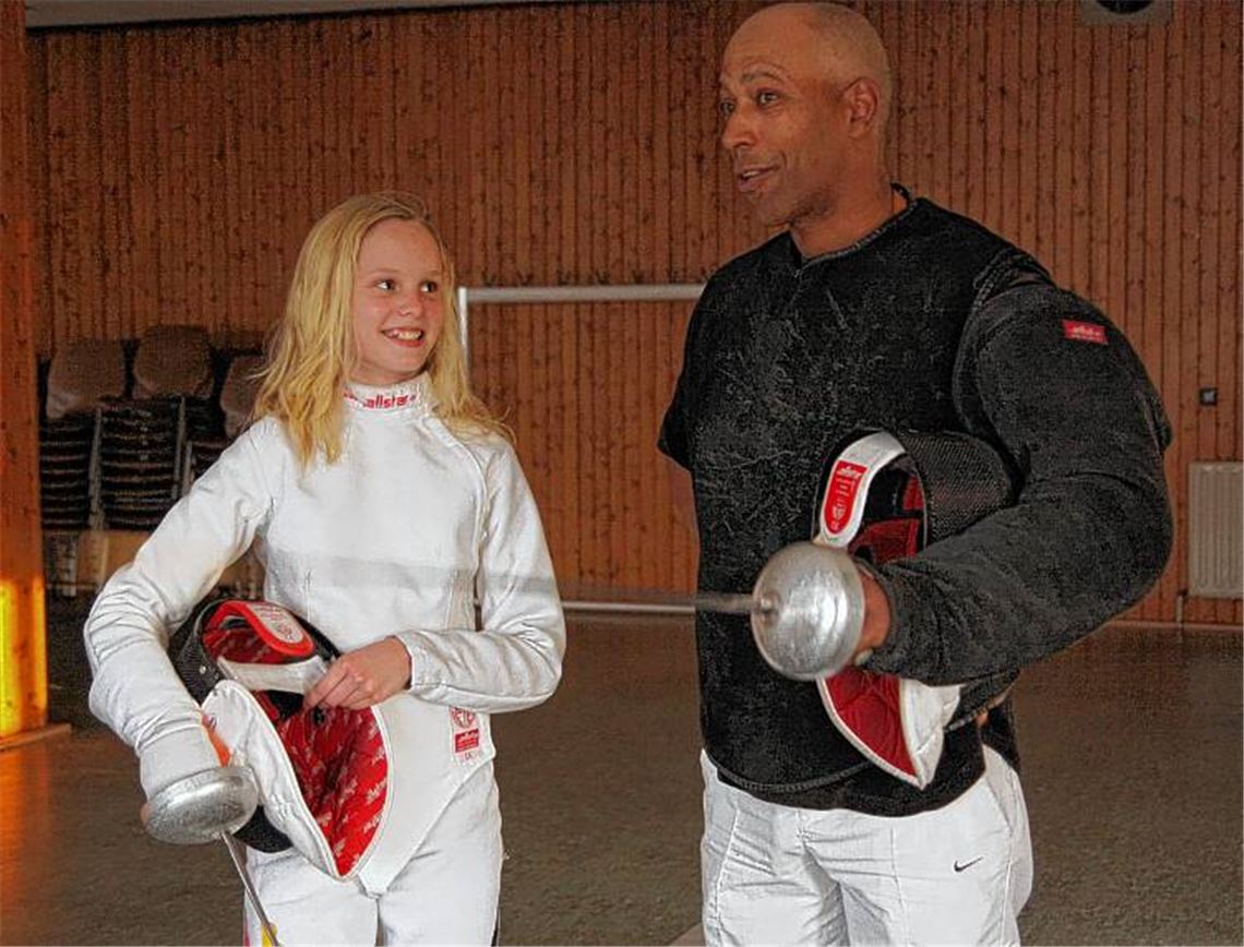 Seit dem Ende seiner überaus erfolgreichen aktiven Fechterlaufbahn hat Wladimir Resnitschenko (hier mit seiner Schülerin Karina Mantai vom SV Illingen) Schwierigkeiten, beruflich auf die Beine zu kommen. Sportliche Weggefährten beschreiben ihn als stets gut gelaunten Sunnyboy. Archivfoto: Eigner