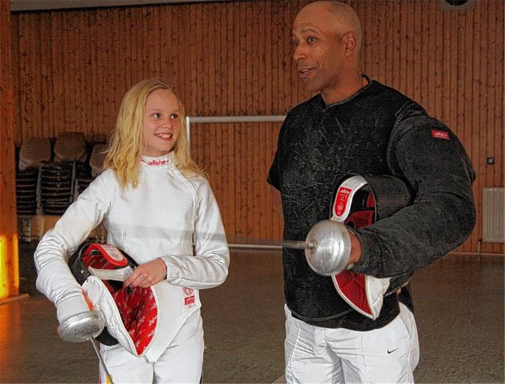 Seit dem Ende seiner überaus erfolgreichen aktiven Fechterlaufbahn hat Wladimir Resnitschenko (hier mit seiner Schülerin Karina Mantai vom SV Illingen) Schwierigkeiten, beruflich auf die Beine zu kommen. Sportliche Weggefährten beschreiben ihn als stets gut gelaunten Sunnyboy. Archivfoto: Eigner