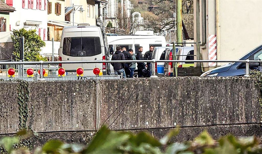 Seit dem Fund einer Leiche in einem geparkten Wagen sind die Ermittler in Neuenbürg im Einsatz. Foto: Myroshnichenko
