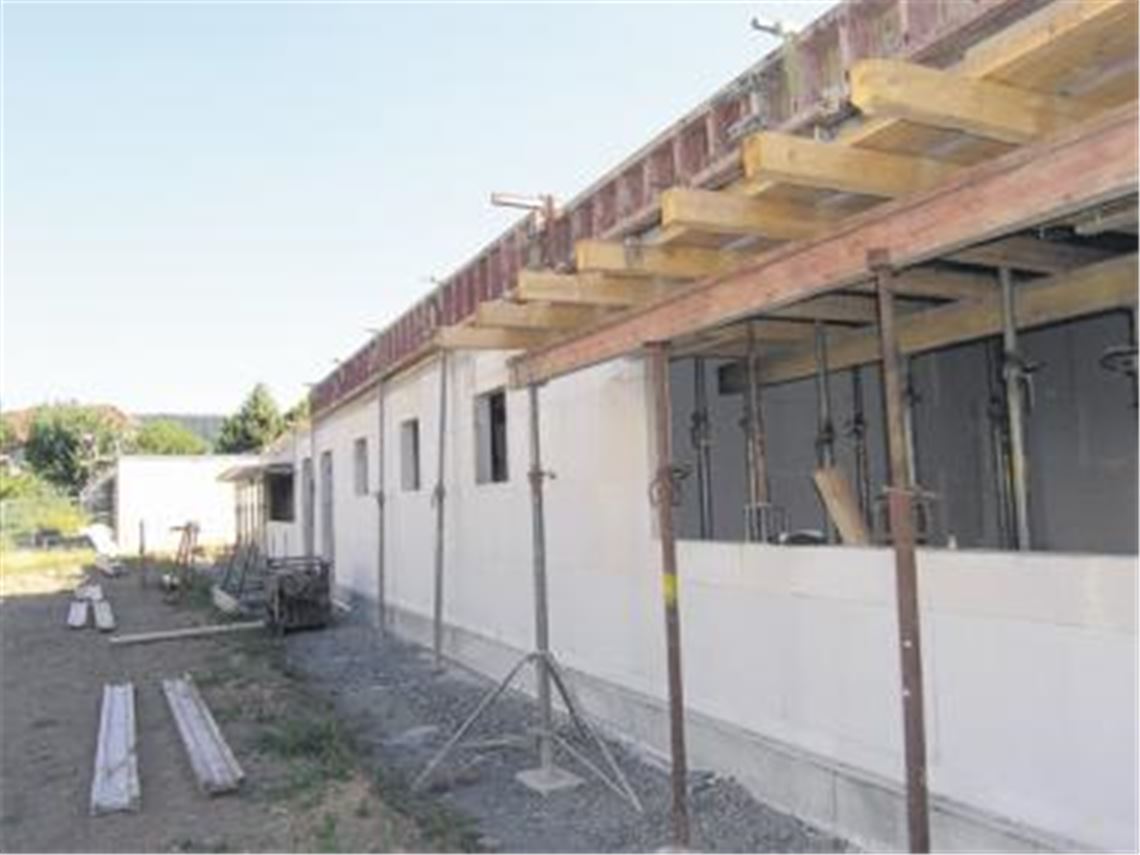 Seit dem Spatenstich im Mai hat sich am Kindergarten Goethestraße viel getan. Die Kosten für die Erweiterung der städtischen Einrichtung betragen 1,7 Millionen Euro. Davon übernimmt das Land 480000 Euro, und ebenso viel steuert der Enzkreis bei. Hinter dem bereits genutzten Gebäude entstehen Räume, die Platz für vier Krippengruppen bieten. Wer sich ein Bild von den Fortschritten machen möchte, kann heute um 14 Uhr an einer Besichtigung der Baustelle teilnehmen, wie Bürgermeister Heinz-Peter Hopp gestern gegenüber unserer Zeitung ankündigte. 
Foto: Becker