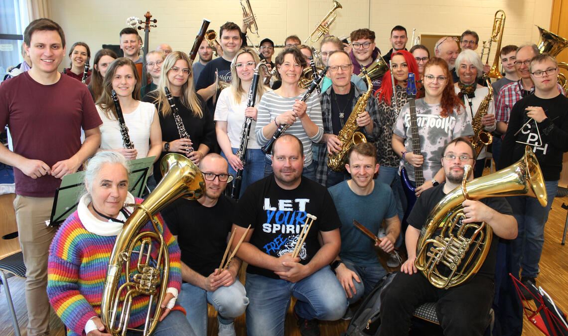 Seit dem vergangenen Jahr spielt der Ötisheimer Musikverein unter der Leitung von Dirigent Lukas Bross (li.) nur noch als Projektorchester. Foto: Prokoph