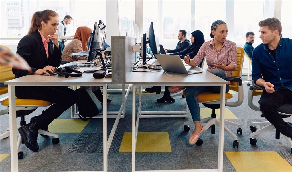 Seit der Corona-Pandemie  kein normales Bild mehr: Ein gut gefülltes Großraumbüro.