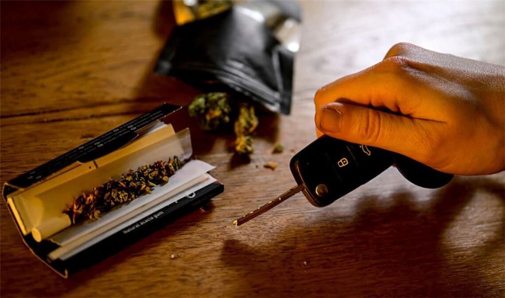 Seit der Teillegalisierung für Cannabis gilt auch beim Autofahren ein Grenzwert. Nun sollen Unfälle unter Einfluss in der amtlichen Statistik erfasst werden. (Symbolfoto)