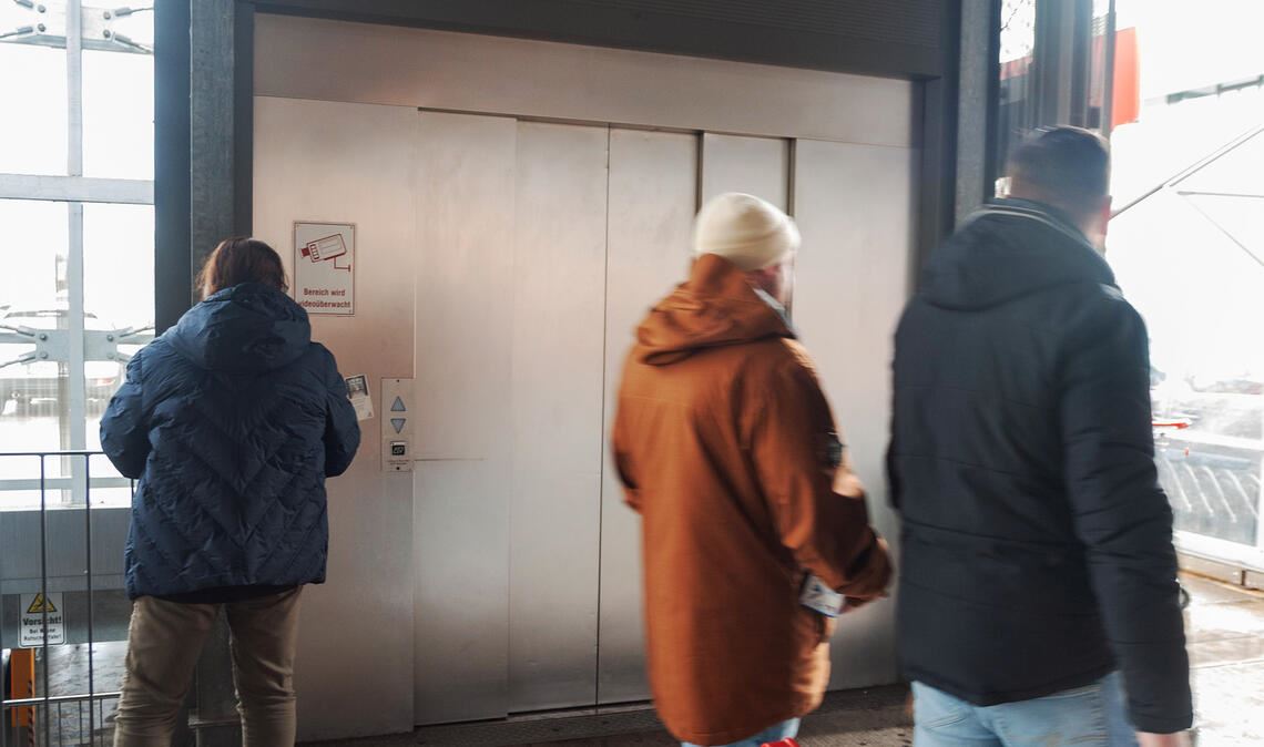 Seit der Vorweihnachtszeit außer Betrieb: der Lift in der „Drehscheibe“. Foto: Archiv