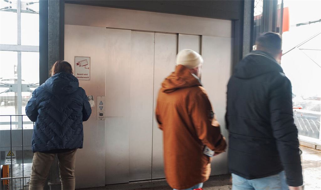 Seit der Vorweihnachtszeit außer Betrieb: der Lift in der „Drehscheibe“. Foto: Archiv