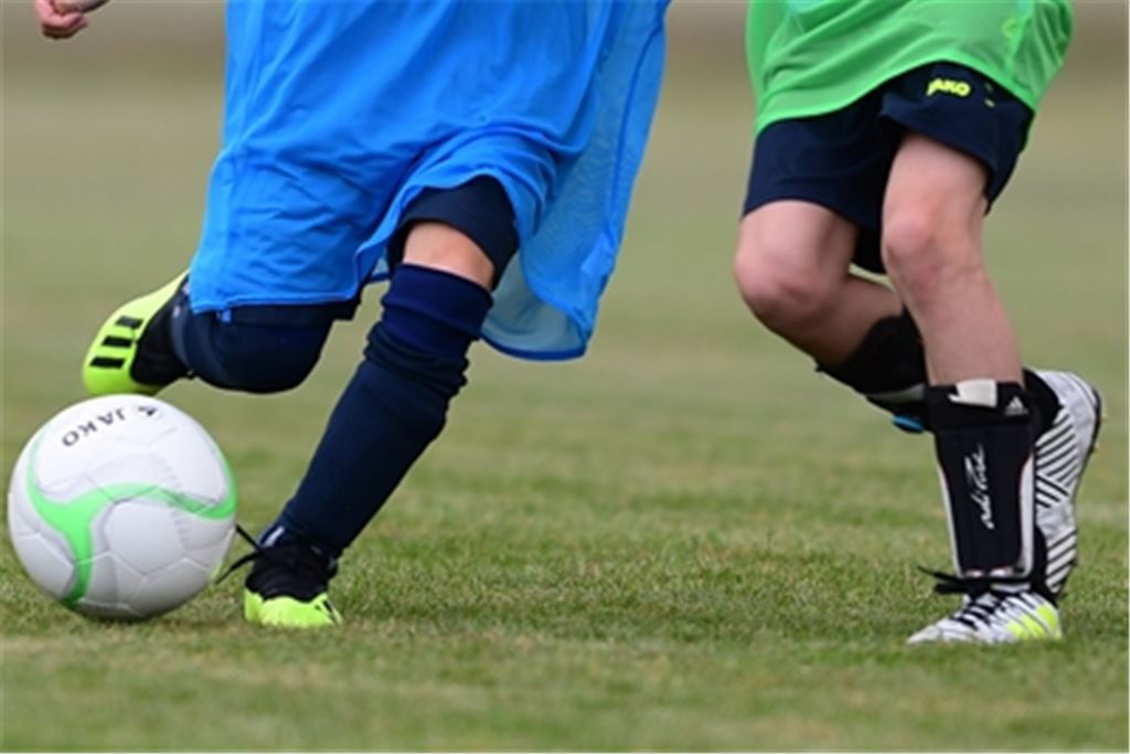 Seit dieser Woche dürfen sich Kinder und Jugendliche endlich wieder zum Training auf dem Fußballplatz treffen. Archivfoto: Schüller