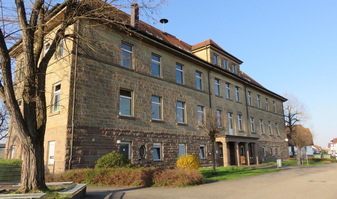 Seit einem Jahrhundert ein Fixpunkt in der lokalen Bildungslandschaft: die Schule in Ötisheim, heute nach Henri Arnaud benannt. Das Gebäude stammt aus dem Jahr 1923. Foto: Becker