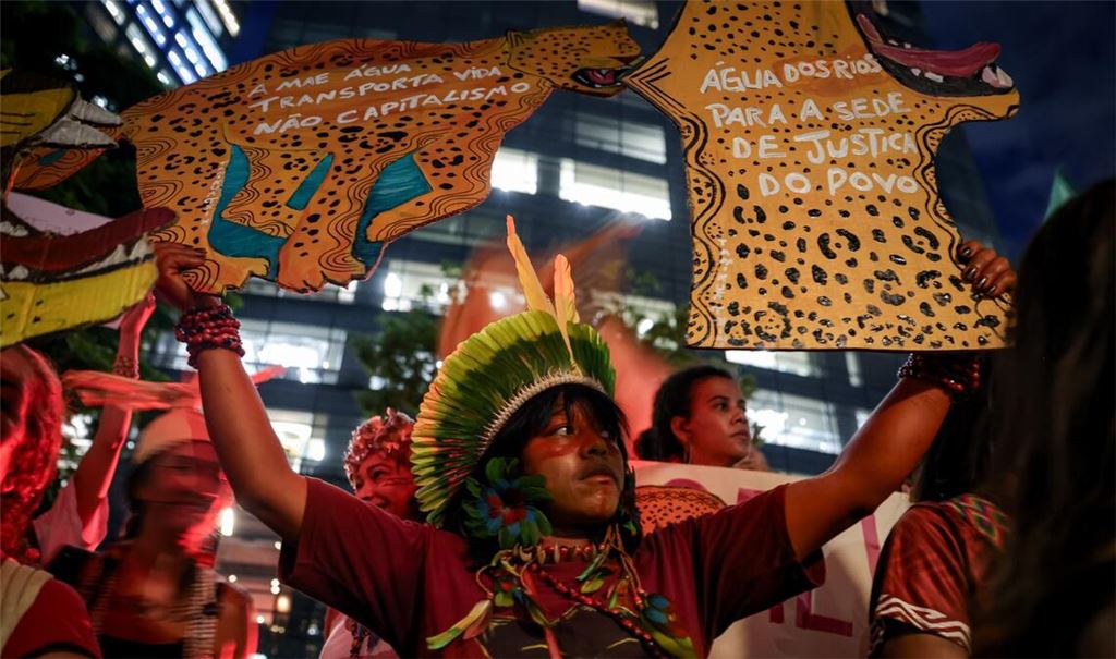 Seit einem Monat protestieren Ureinwohner gegen die Ausbaggerung der Amazonas-Flüsse.