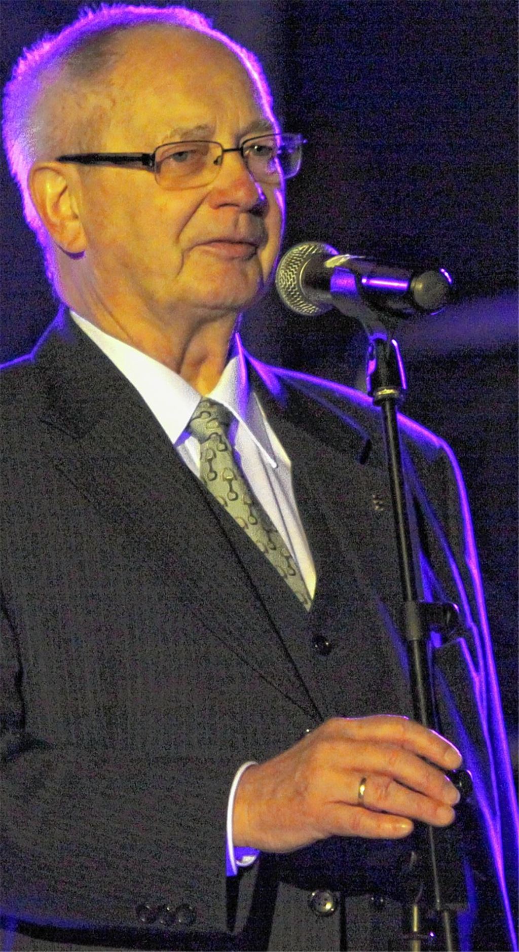 Seit er 28 Jahre alt war führt Manfred Michallik, hier während der Turngala im Dezember, als Erster Vorsitzender den Turnverein Mühlacker. Im vergangenen Jahr hat er seinen 70. Geburtstag gefeiert und findet, nach 42 Amtsjahren soll nun ein Neuer an die Spitze treten, Foto: Eigner