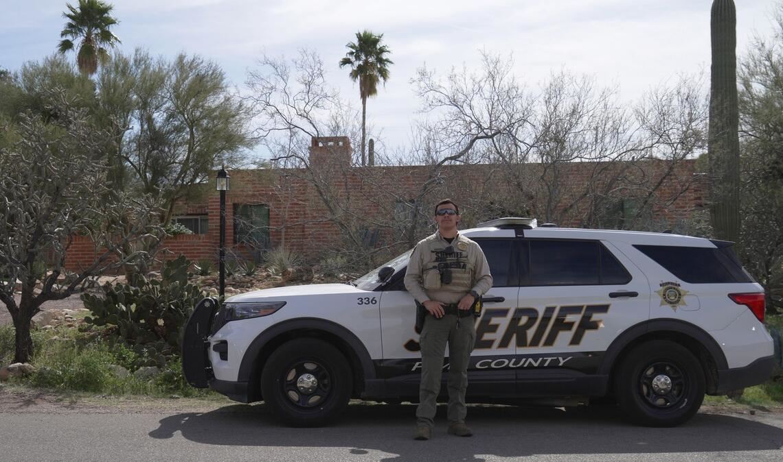 Seit fast zwei Wochen sind neben vielen Medienvertretern Einsatzkräfte der Polizei vor dem Haus der verschwundenen Rentnerin Nancy Guthrie dauerhaft präsent.