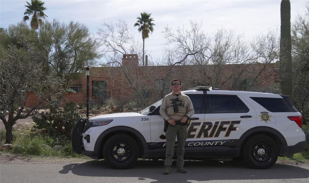 Seit fast zwei Wochen sind neben vielen Medienvertretern Einsatzkräfte der Polizei vor dem Haus der verschwundenen Rentnerin Nancy Guthrie dauerhaft präsent.