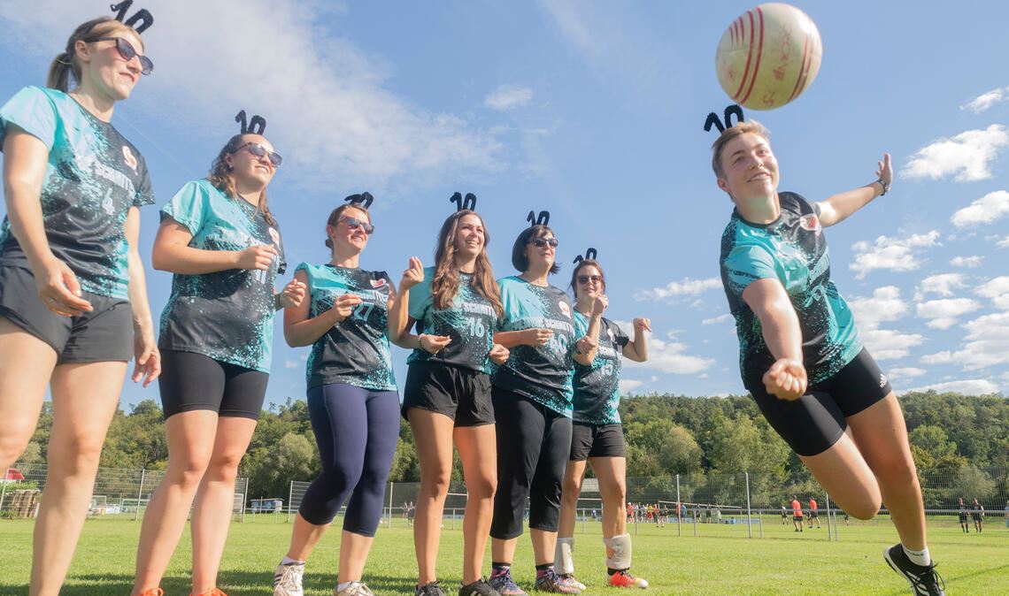 Seit fünf Jahren spielt Henriette Schell (rechts) bei den „Flinken Schnittchen“ mit, die in diesem Jahr ihr zehnjähriges Teamjubiläum feiern. Fotos: Fotomoment