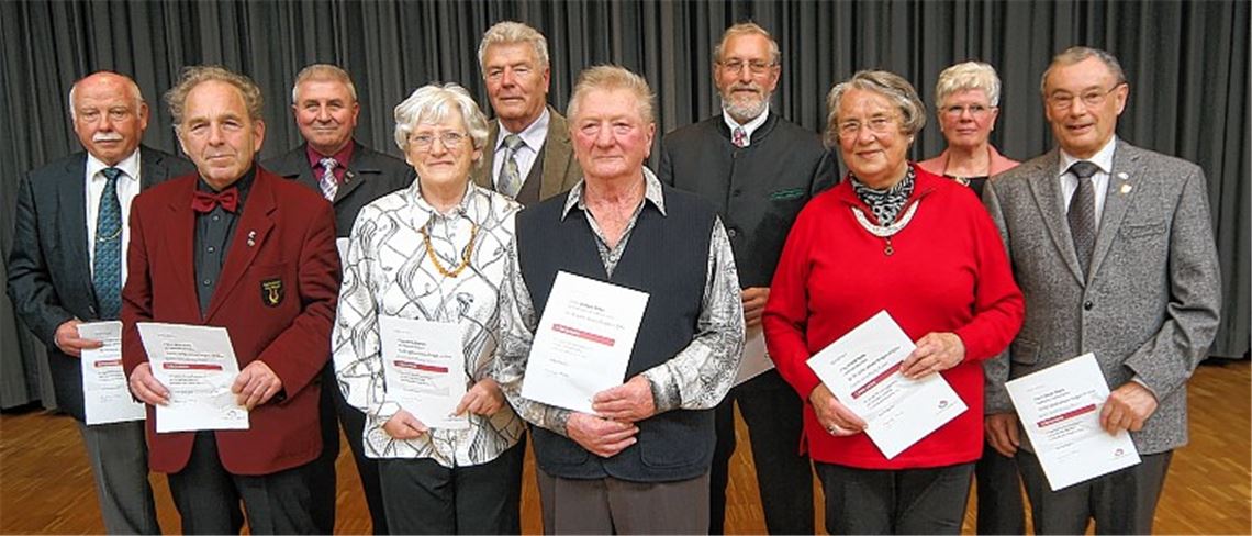 Seit fünf Jahrzehnten sind diese Vereinsmitglieder als Sänger aktiv.