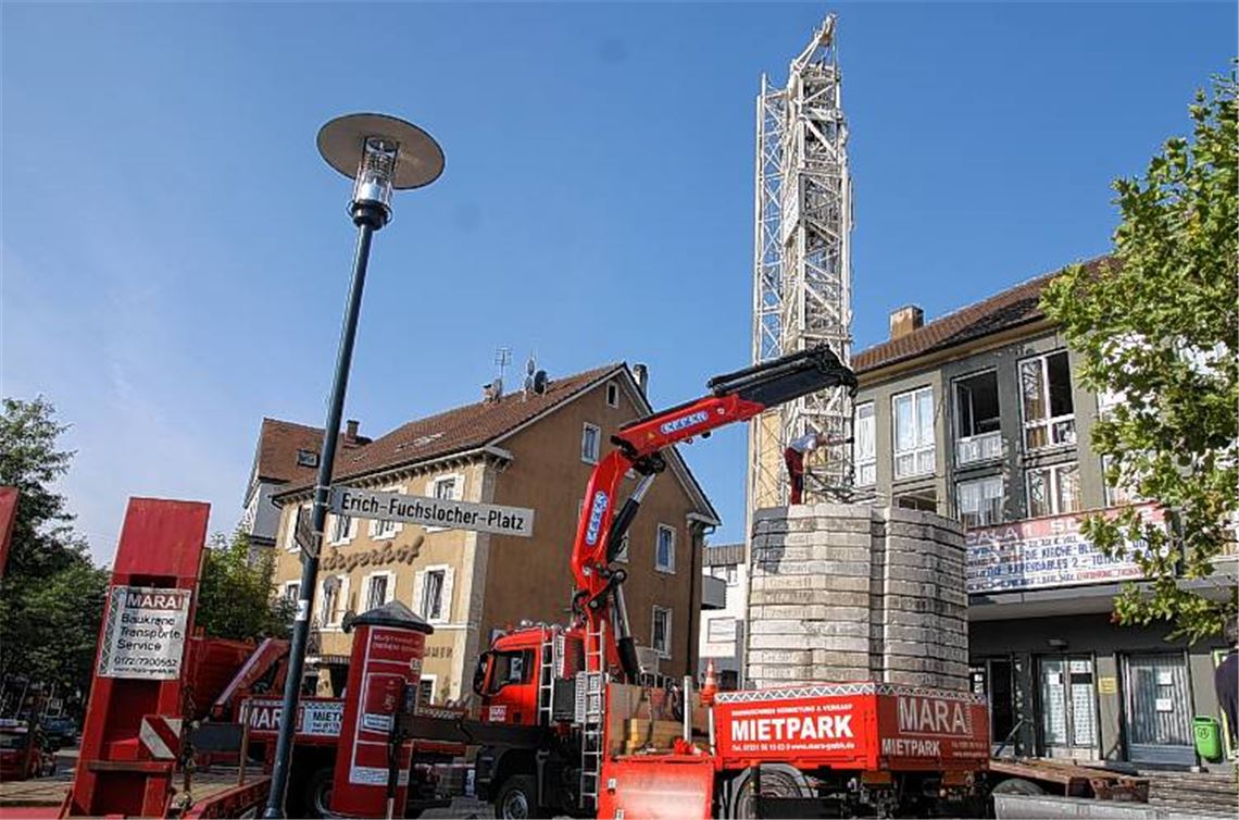 Seit gestern steht ein großer Baukran vor der Scala. Das Kino bekommt ein neues Dach. Foto: Mahner