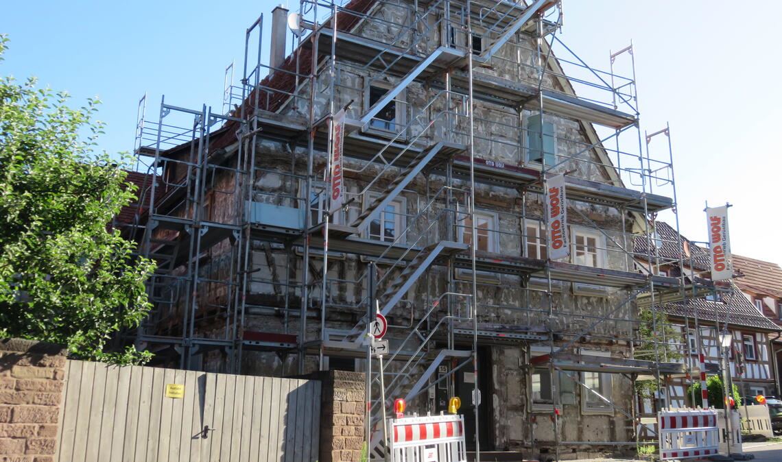 Seit längerem eine Baustelle: das Pfarrhaus in Ötisheim. Foto: Becker