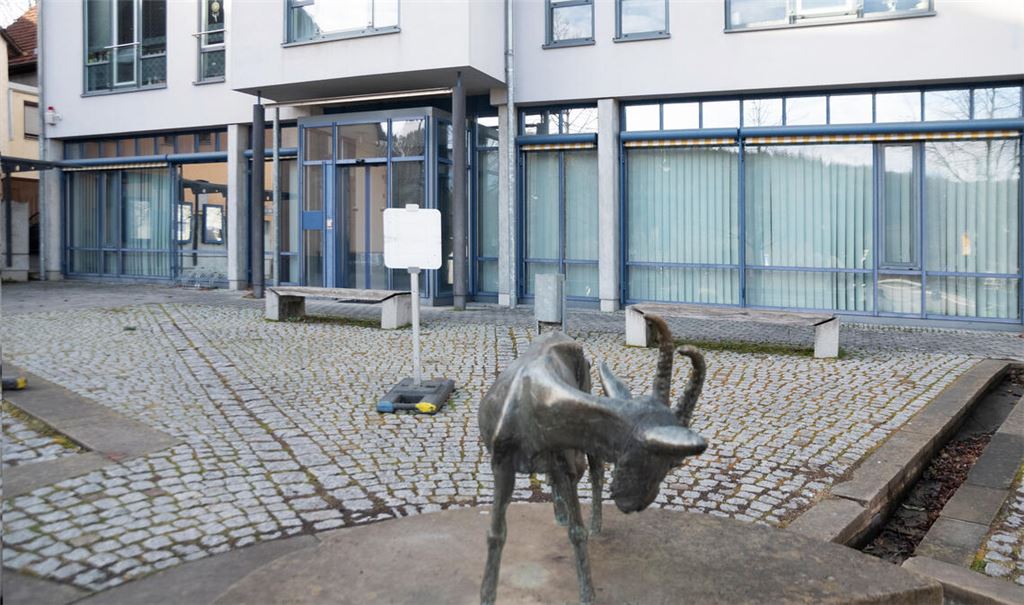 Seit längerem im Blick für eine Übernahme durch die Stadt: die leerstehenden Räume der VR-Bank Ludwigsburg im Gebäude Illinger Straße 15 in Lomersheim. Foto: Fotomoment