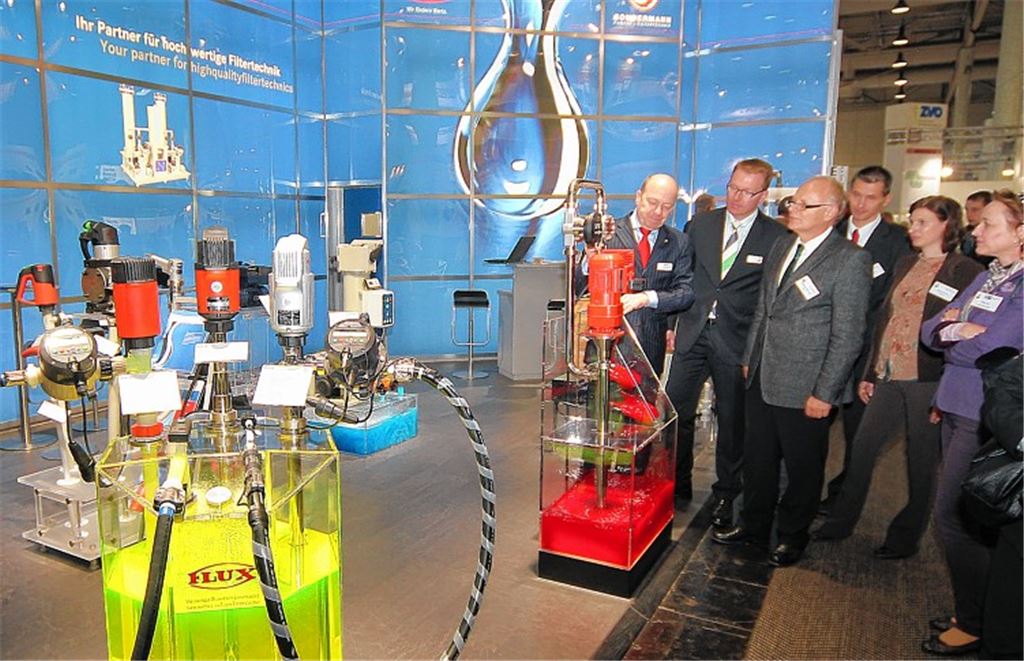 Seit mehr als 50 Jahren präsentiert der Fasspumpenexperte Flux aus Maulbronn in Hannover neue Technologien. Im Bild Geschäftsführer Klaus Hahn (v.li.) bei der Standvisite unter anderem durch Wirtschaftsförderer Jens Mohrmann und Landrat Karl Röckinger. 