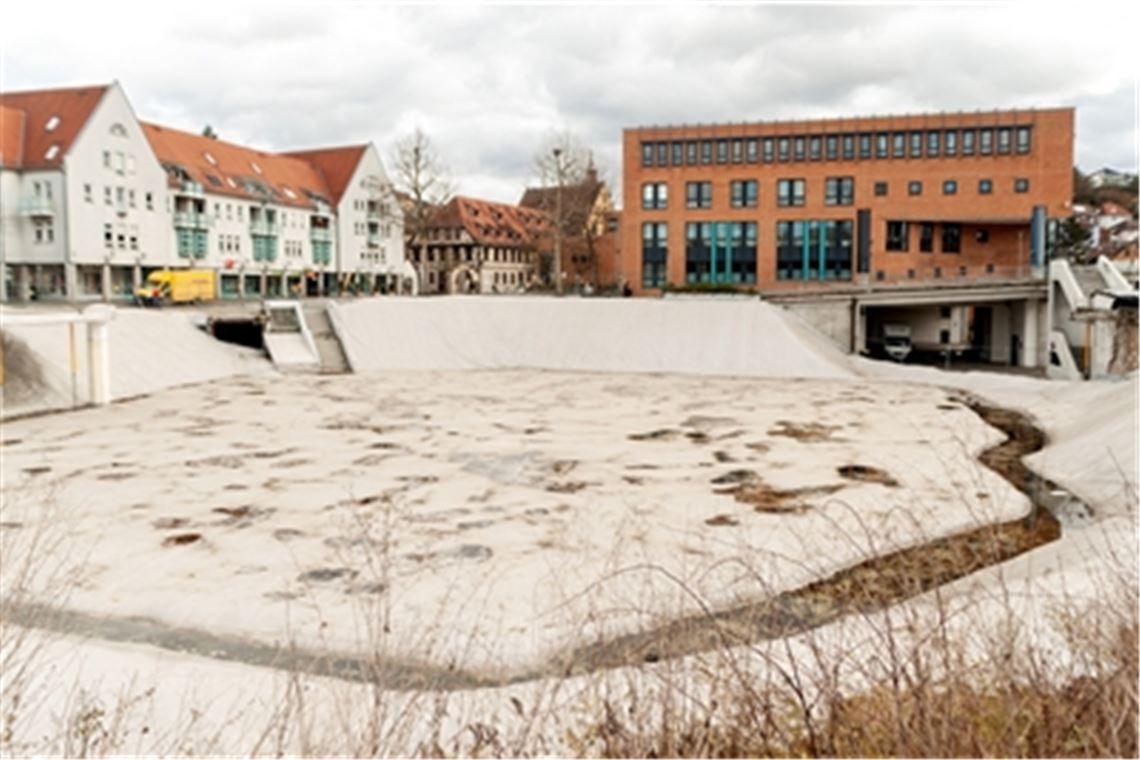 Seit mehr als drei Jahren tut sich in der Mühlacker Stadtmitte, wo einst der Mühlehof stand, eine riesige Lücke auf. Foto: Fotomoment