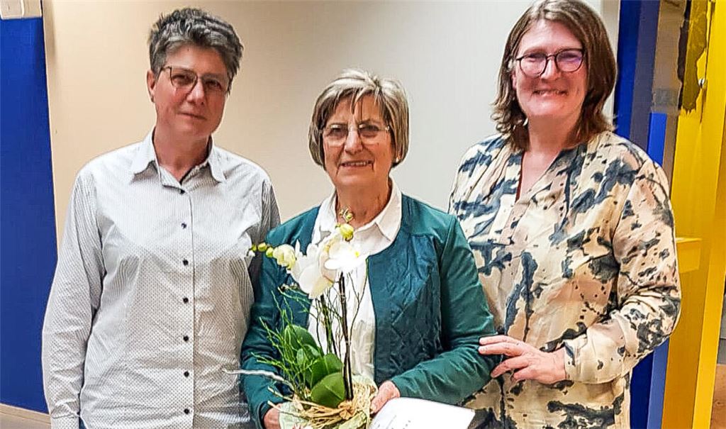 Seit runden 40 Jahren ist Helga Köhler (Mitte) Mitglied bei den Sternenfelser Landfrauen. Die Kreisvorsitzende Christine Böhmerle (li.) und die Ortsvereinsvorsitzende Andrea Garhöfer gratulieren. Foto: privat