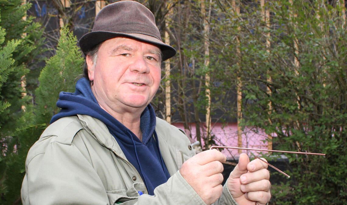 Seit über 40 Jahren untersucht der Mönsheimer „Geobiologe“ Thomas Matt mit seiner Wünschelrute Gebäude auf Wasseradern und findet, wie er sagt, so sogar auch neue Wasserquellen. Foto: Prokoph