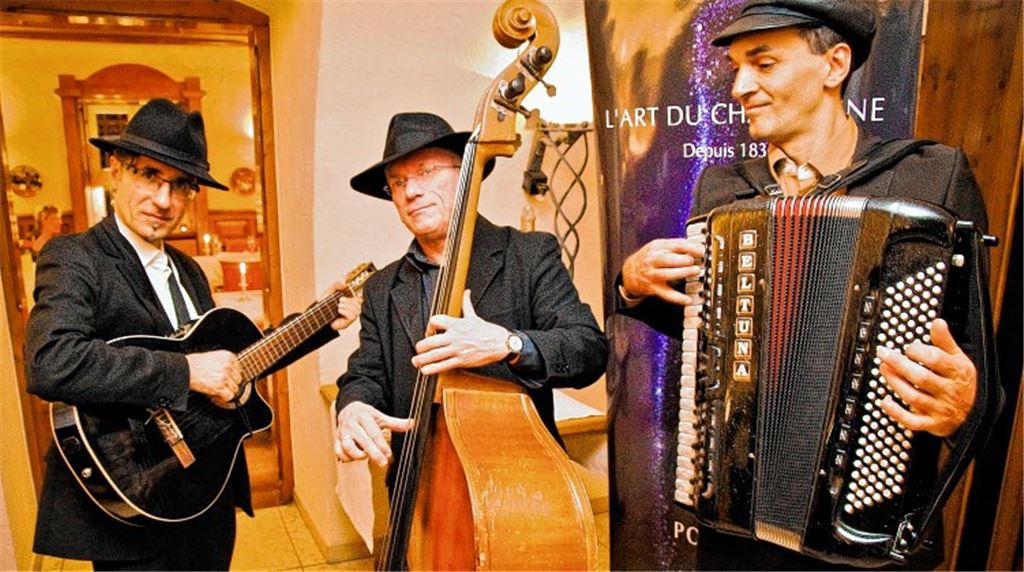 Seit vielen Jahren tritt „Le Trio For me-dable“ um den französischen Sänger und Gitarristen Marc Delpy auf Kulturbühnen auf.