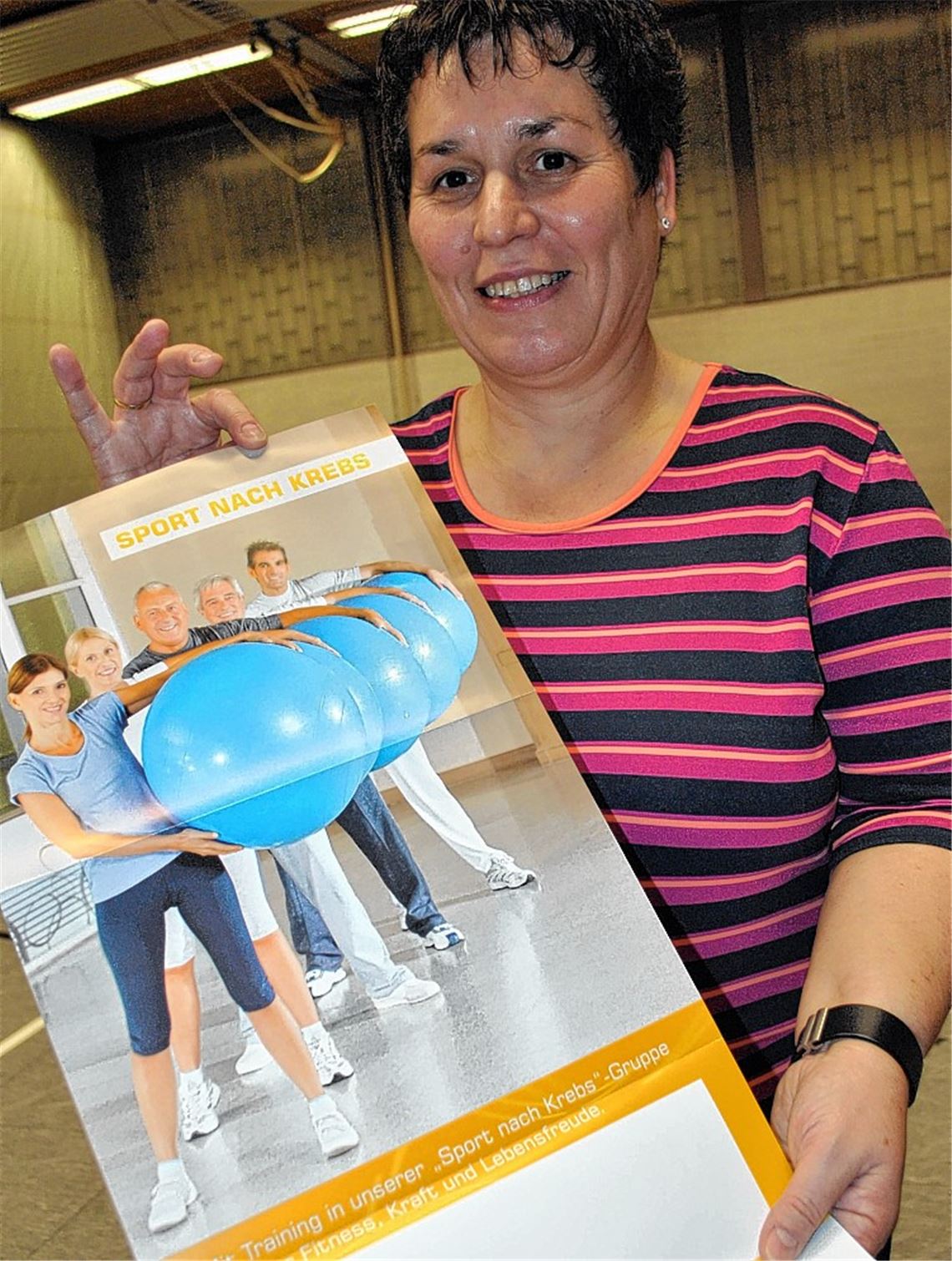 Seit zehn Jahren ist Birgit Tischhauser bei „Sport nach Krebs“ Übungsleiterin. In der Gruppe lernen die Kursteilnehmer, sich zu entspannen – wobei wohltuende Schulterklopfer helfen.