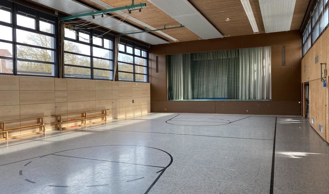 Seit zwei Jahren wegen der Schadstoffbelastung gesperrt: die Enztalhalle Mühlhausen fällt mutmaßlich noch länger aus. Foto: Archiv