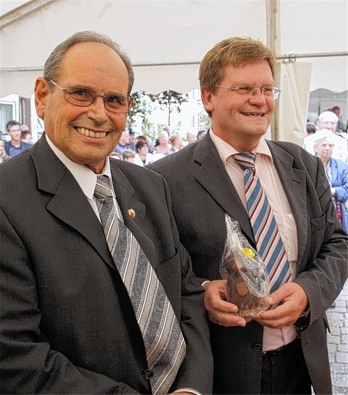 Seite an Seite: Rolf Scheuermann und Bürgermeister Karlheinz Oehler im September 2011 bei der Einweihung des Wiernsheimer Kaffeemühlen-Museums. Archivfoto: Franz
