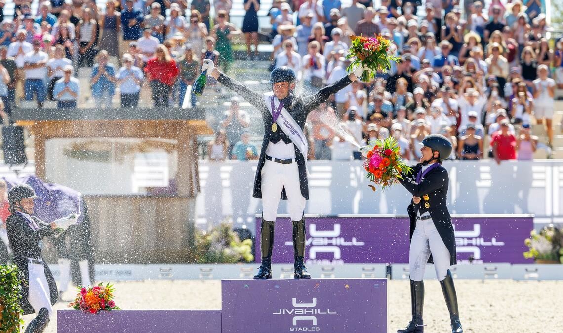 Sektdusche für den Sieger: Isabell Werth (r) feiert mit Europameister Justin Verboomen (M).