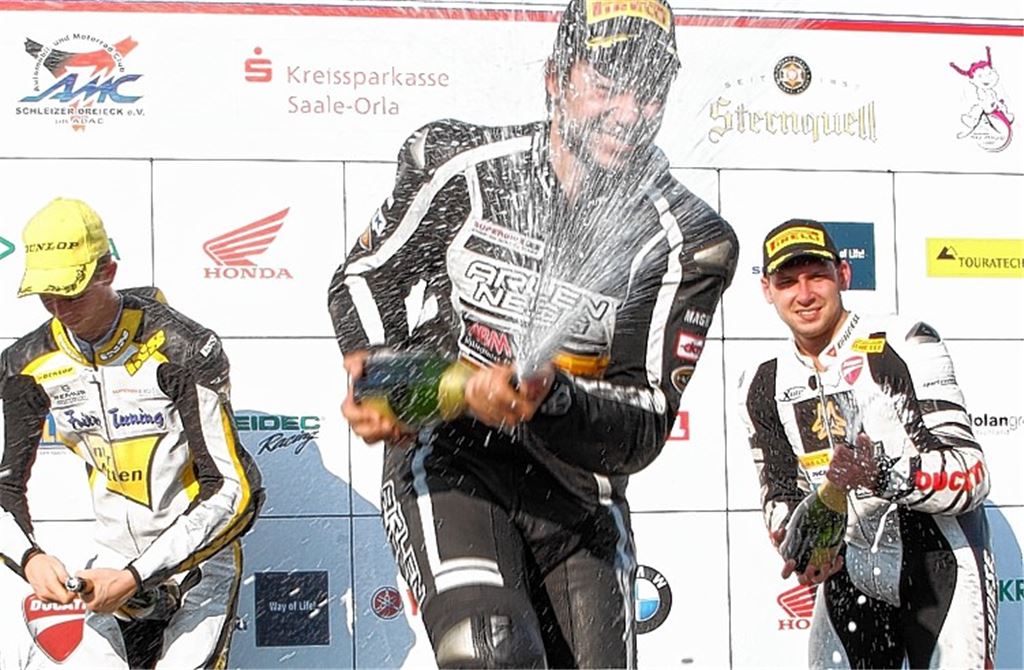 Sektdusche nach erstem Saisonsieg: Dominik Vincon liegt wieder auf Kurs. Foto: Talmon