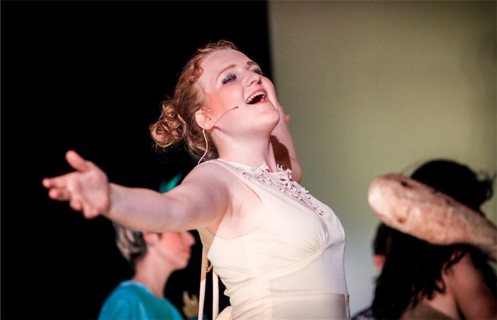 Selbst aufzutreten, ist Cora Frank schon seit jungen Jahren gewohnt. Doch sie hat neben dem Schauspielern, Singen und Tanzen inzwischen auf das Schreiben entdeckt. Foto: privat