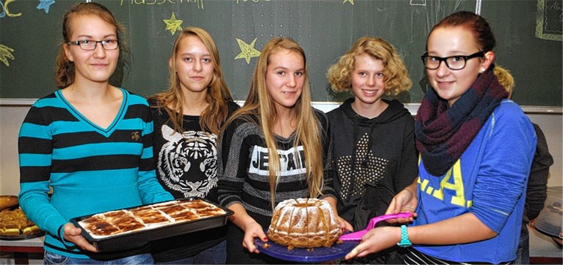 Selbst gebacken: Die Schüler der Realschulklasse 8c bieten beim Weihnachtsmarkt der Faust-Schule Kuchen und Torten an.